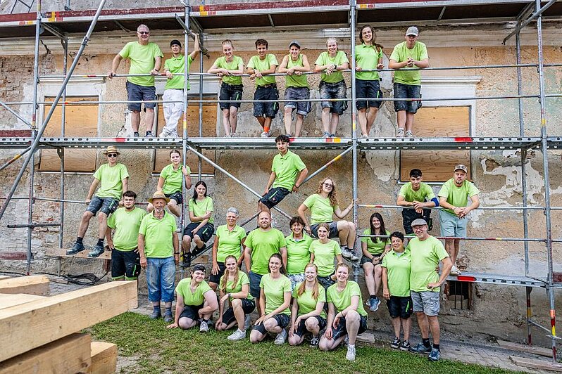 Gruppenbild der Teilnehmerinnen und Teilnehmer am DenkmalCamp 2025