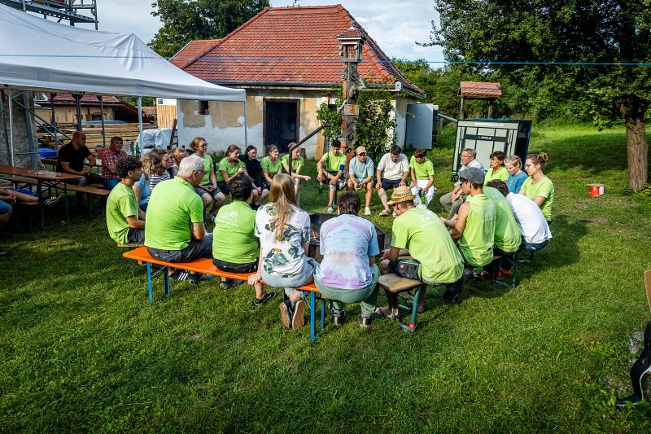 Gruppen-Kreis der Teilnehmer im Garten. 